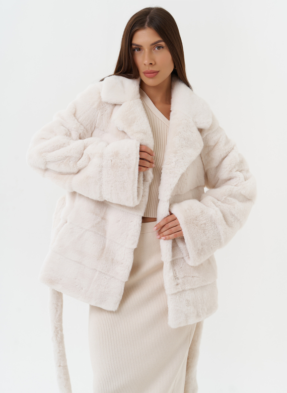 Короткая шуба из эко меха с английским воротником