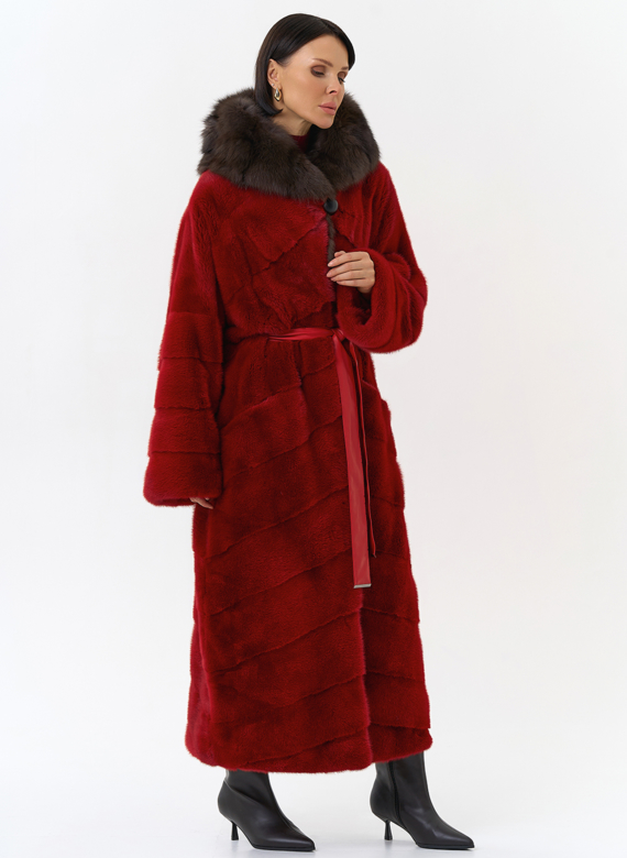 Красная норковая шуба с капюшоном из меха куницы