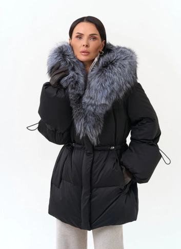 Женский пуховик с мехом чернобурки на капюшоне фото