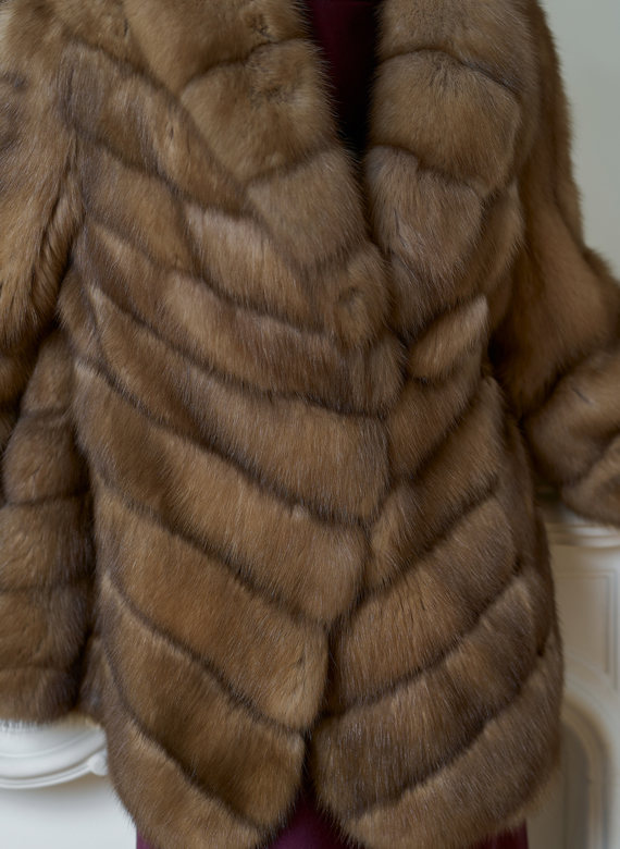 Женская шуба из куницы с воротником шаль