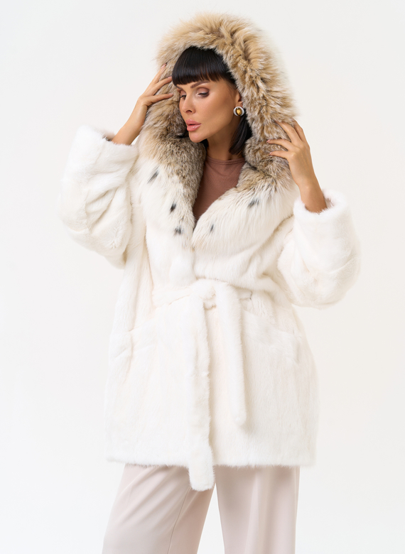 Женская шуба из меха норки с капюшоном из меха рыси