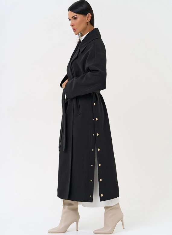 Женское пальто черного цвета с функциональными кнопками