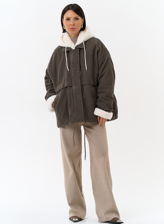 Женская утепленная куртка с отделкой из эко меха