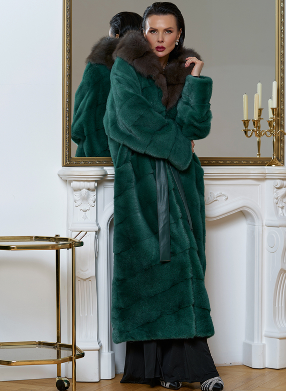 Норковая шуба с капюшоном из меха куницы