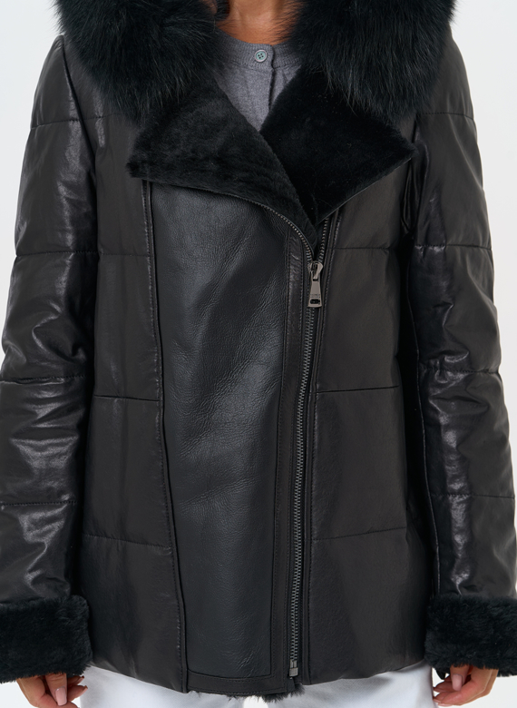 Короткий пуховик из натуральной кожи с капюшоном