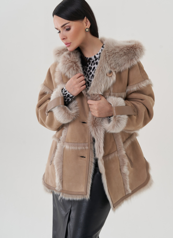 Женская дубленка с капюшоном