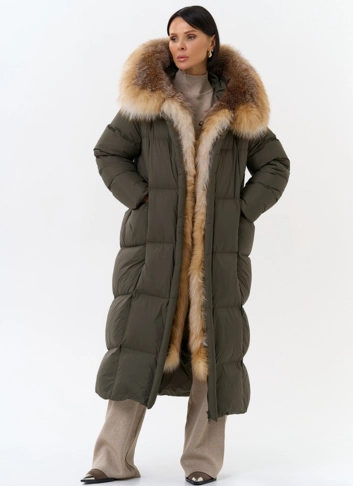 Женский длинный пуховик с отделкой из меха лисы