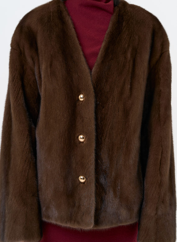 Укороченная шуба из меха норки с акцентными пуговицами