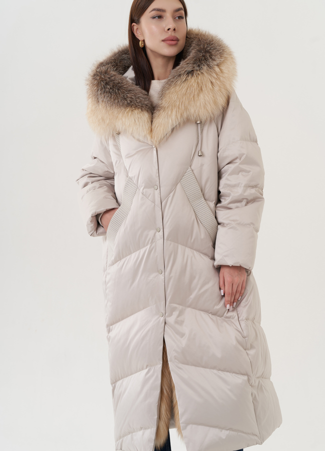 Пуховик с отделкой капюшона из меха лисы модель № 26074 универмаг малина