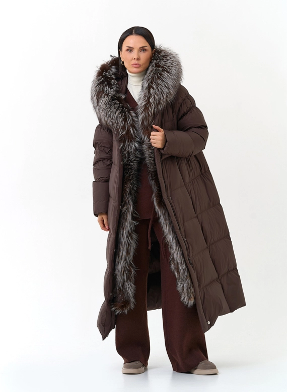 Женский пуховик с мехом чернобурой лисы на капюшоне фото