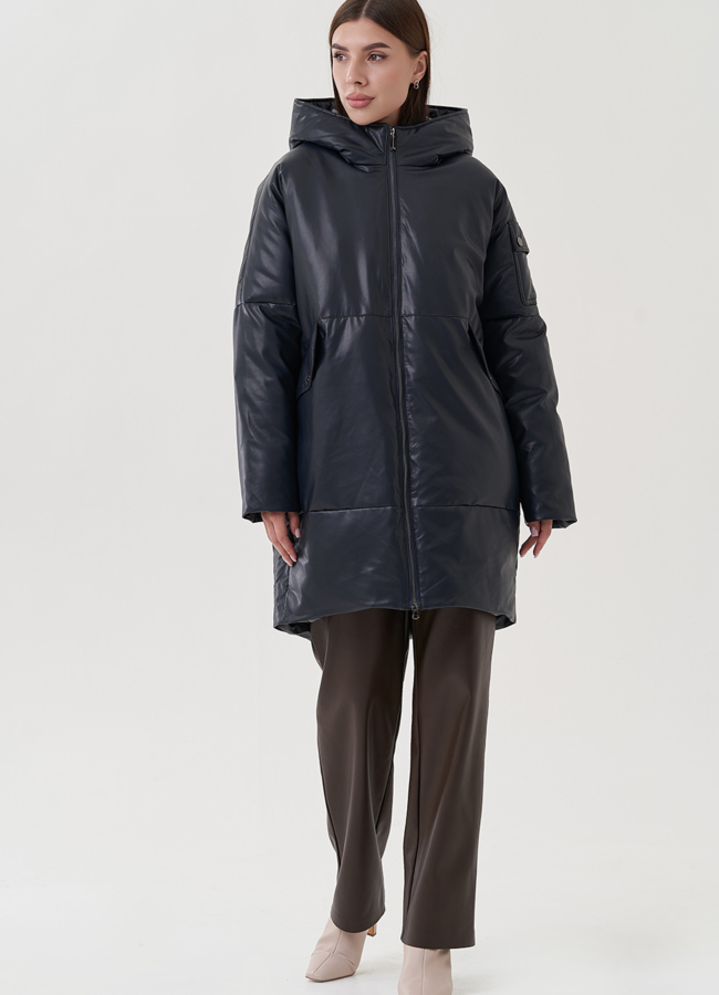 Женский пуховик синего цвета из эко кожи модель № 25332 меха малина