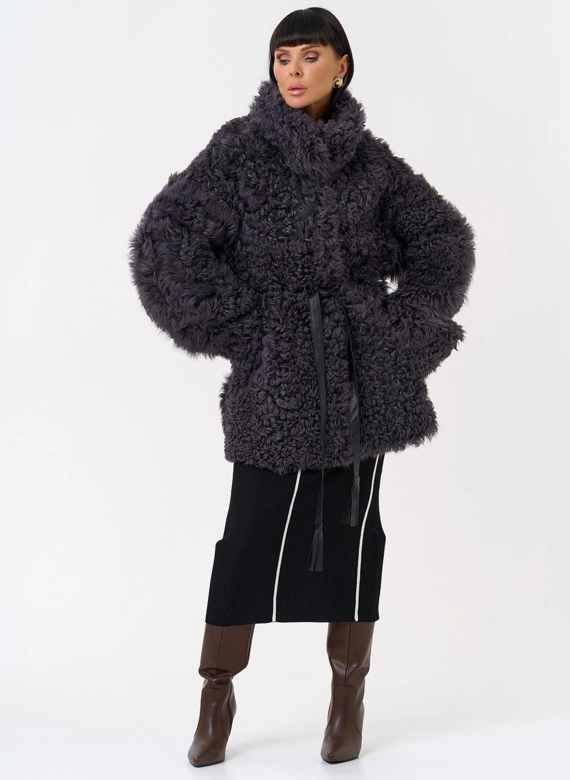 Женская двухсторонняя дубленка с декоративным поясом фото